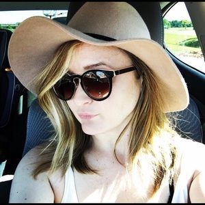 Women’s taupe felt hat